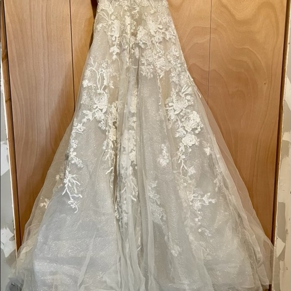 Easy Round Neck Long Tail Lace Embroidered Wedding Dress - Picture 4 of 5